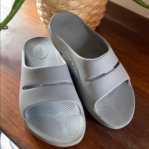 OOFOS Ultimate Recovery Sandal